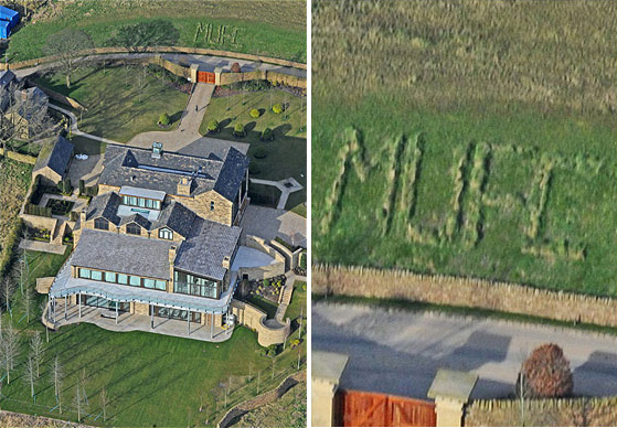 Невилл украсил свой особняк аббревиатурой "МЮ" (фото) Невилл украсил свой особняк аббревиатурой "МЮ" (фото)