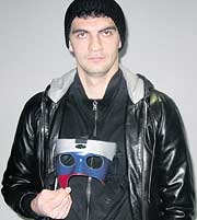 Маска Габулова изготовлена в цветах российского флага (фото) Маска Габулова изготовлена в цветах российского флага (фото)