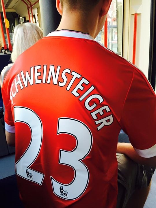 Швайнштайгер обменяет футболки болельщикам, купившим его майки с 23-м номером Швайнштайгер обменяет футболки болельщикам, купившим его майки с 23-м номером