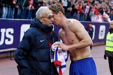 Торрес после 100-го гола за «Атлетико» отдал футболку человеку, принявшему его в академию клуба Торрес после 100-го гола за «Атлетико» отдал футболку человеку, принявшему его в академию клуба