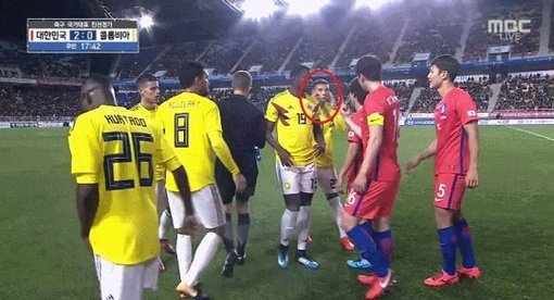 Полузащитник сборной Колумбии в матче с Южной Кореей растянул глаза руками и спровоцировал соперника
