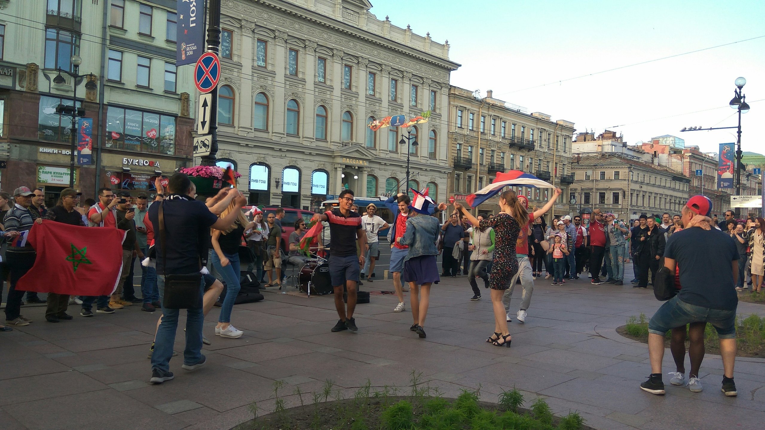 Санкт петербург встречай. Люди гуляют по Невскому. Петербуржцы встречают весну. Открытие чемпионата мира Санкт Петербург. Летние развлечения на Невском как называется