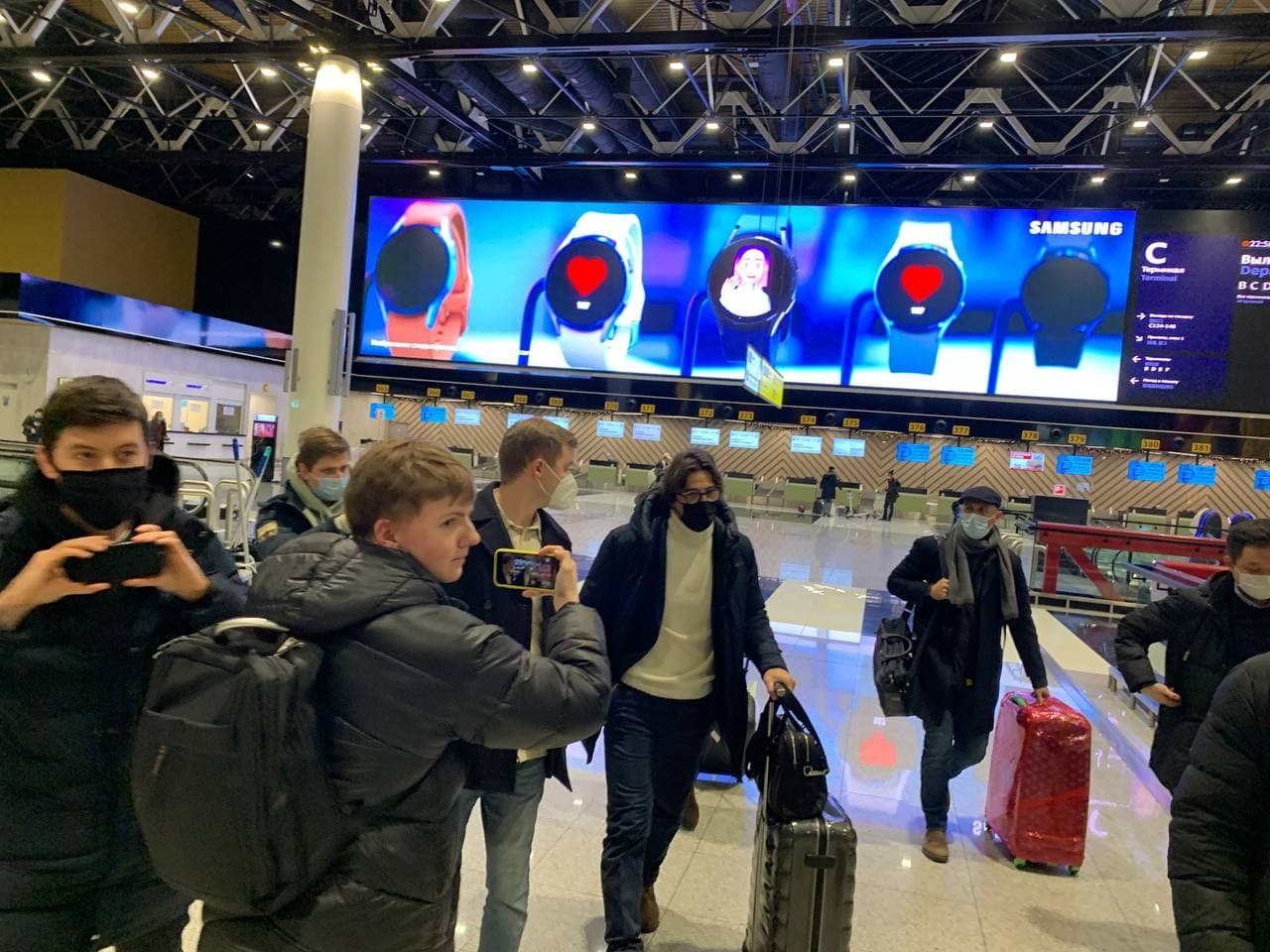 To arrive. Arrive in или. девушка на киевском вокзале. Arrive in at разница. We arrived in moscow.