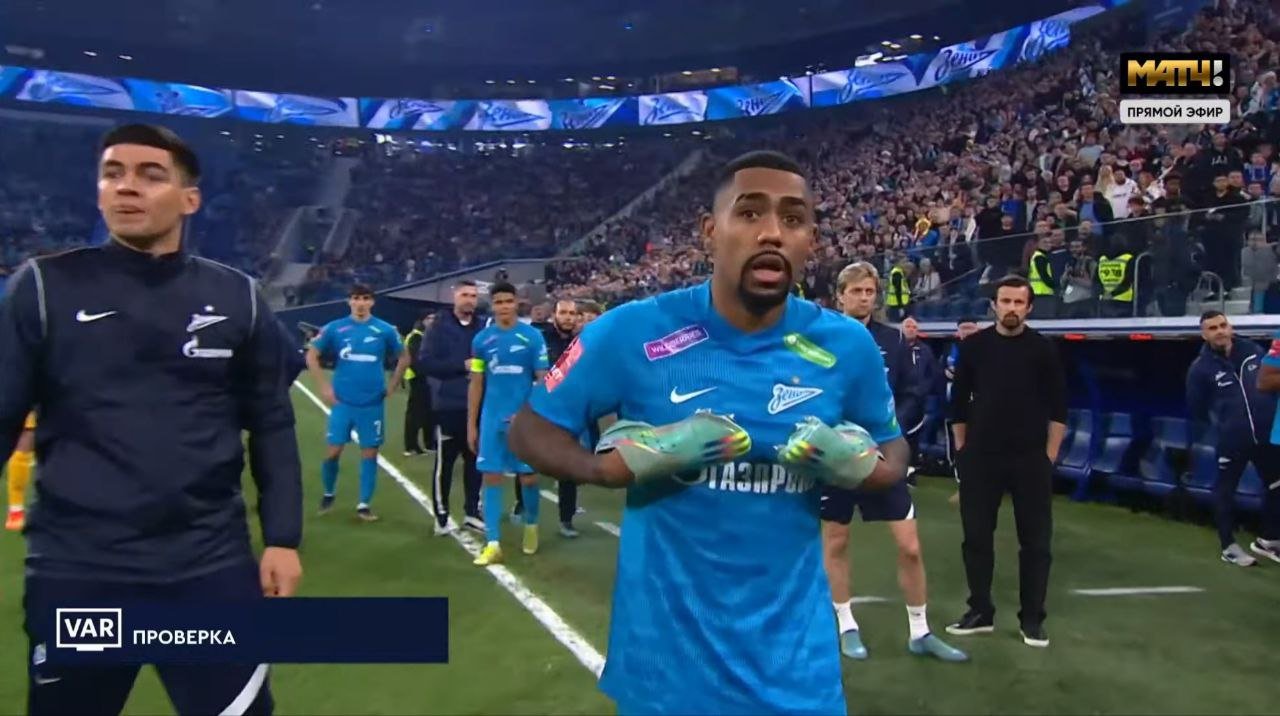 Кубковое побоище в Петербурге – «Зенит» и «Спартак» сошлись стенка на стенку. Фоторазбор причин и хода массовой драки » Футбол России и Мира, новости, трансляции, фото, видео