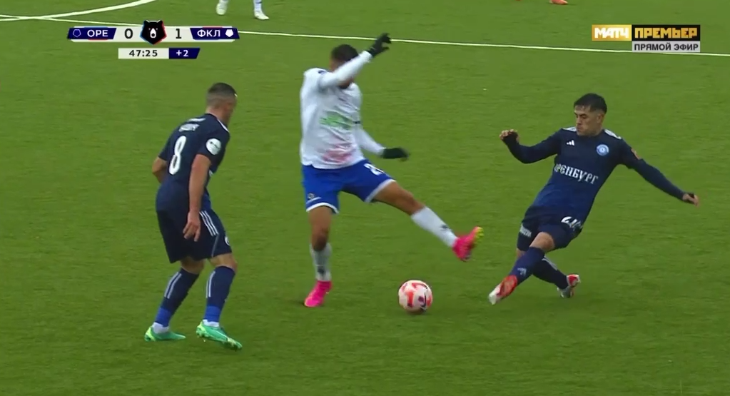 Новый судейский скандал в РПЛ: Карасев не выписал очевидную красную в жутком моменте. Как это возможно?!