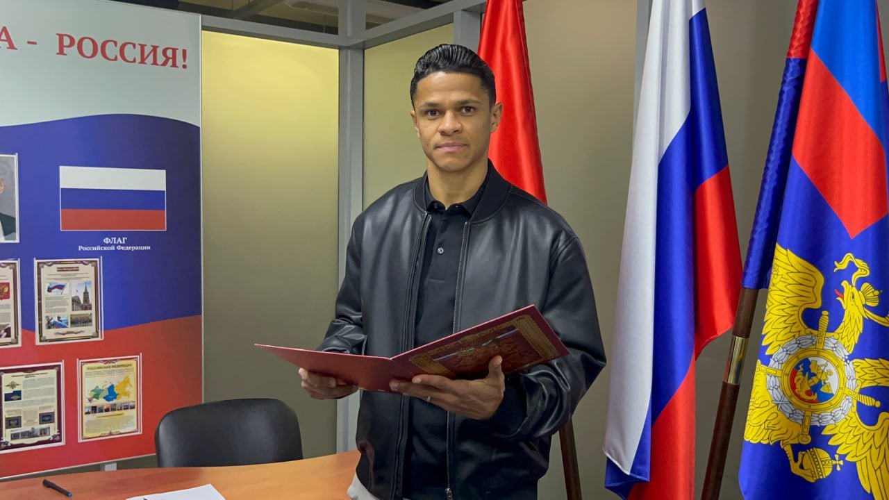 Капитану "Зенита" Дугласу Сантосу вручили российский паспорт: фото