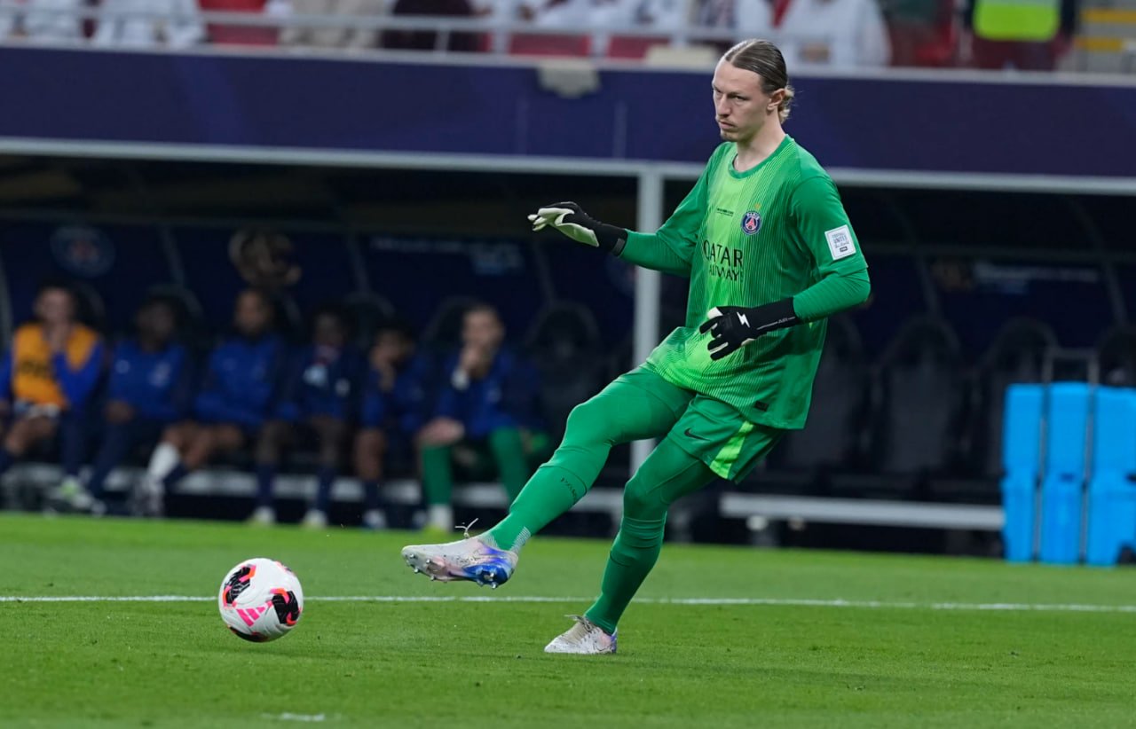 «Хочу от него детей». Во Франции сходят с ума после гениальной игры Сафонова